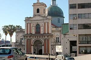 Archivo:Iglesia Vista desde Calle 25 de Mayo - panoramio