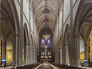 Archivo:Interior of the Cathedral of Pamplona 01