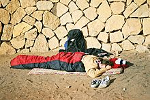 Archivo:Israel 2 021 Sleeping Rucksack-Tourist