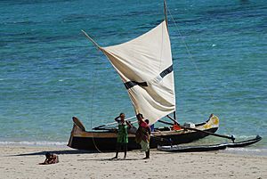 Archivo:Madagascar - Traditional fishing pirogue