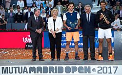 Archivo:Manuela Carmena, en la final Mutua Madrid Open 2017 (01)