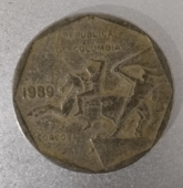 Archivo:Moneda de 10 pesos. "Estatua por Rodrigo Arenas Betancourt"