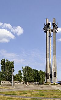Archivo:Monument to the Fallen Shipyard Workers of 1970 in Gdańsk