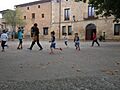 Niños jugando en la plaza del ayuntamiento, durante el recreo.