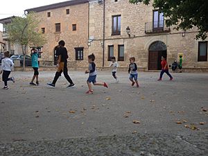 Archivo:Niños jugando en la plaza del ayuntamiento, durante el recreo.