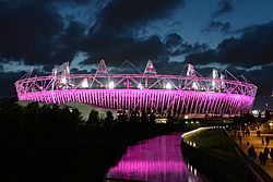 Archivo:Olympic Stadium (London) illuminated, 3 August 2012