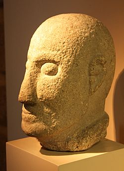 Ourense, Escolma de escultura 02-05d, Cabeza de guerreiro (Cadós, Bande) (I dC).JPG