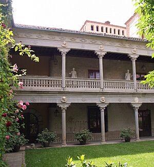 Archivo:Parte del jardín y su galería con el torreón sobresaliendo