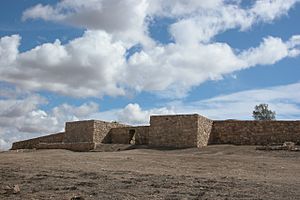 Archivo:Puerta Norte de la muralla de Libisosa