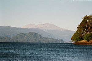 Archivo:Puyehue Lake with Puyehue volcano in the background