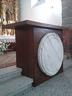 Archivo:Réplica del crismón de Quiroga