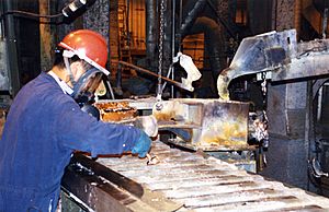 Archivo:Recycling lead in a lead-acid battery recovery facility