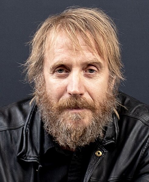 Rhys Ifans 2019 (cropped)