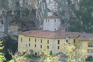 Archivo:Santuario de Covadonga santa cueva