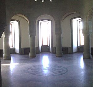 Archivo:Schwarze Sonne Obergruppenführersaal (SS Generals' Hall)