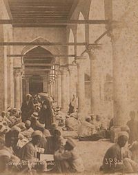 Archivo:Sebah, Pascal (1823-1886) - n. 021 - Mosquée El-Azhar (étudiants) - Cairo - 1880s