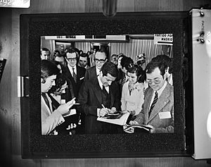 Archivo:Spaanse verkiezingen president Adolfo Suarez deelt handtekeningen uit, achter h, Bestanddeelnr 929-2261