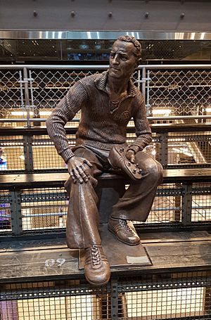 Archivo:Statue of Adi Dassler, sculptor Josef Tabachnyk, New York City, Flagship Store Adidas, 2016