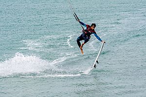 Archivo:Tarifa playa los lances strapless kiter-4413