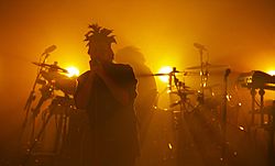 Archivo:The Weeknd at Massey Hall October 17, 2013 amber lighting