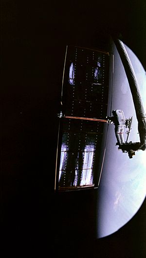 Archivo:Thornton Prepares to Release Hubble Array - GPN-2000-001155