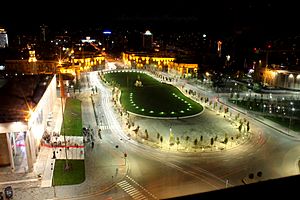Archivo:Tirana Night View