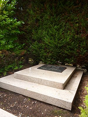 Archivo:Tombe d'Hergé Friedhof Uccle Bruxelles