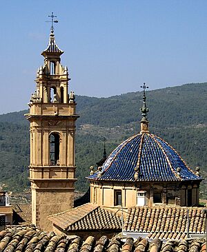 Archivo:Tuejar iglesia posterior
