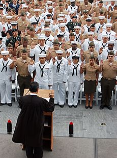 Archivo:US Navy 090528-N-3207B-034 Sailors, Marines, Soldiers and Airmen recite the pledge of allegiance during a naturalization ceremony at the USS Midway Museum