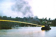 Archivo:US riverboat using napalm in Vietnam