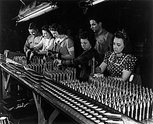 Archivo:Women aluminum shells wwii