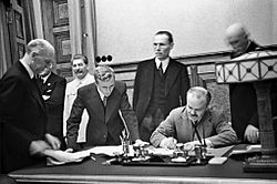 Archivo:Молотов подписывает договор о дружбе и границе с СССР