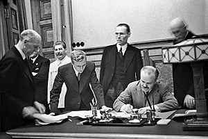 Archivo:Молотов подписывает договор о дружбе и границе с СССР