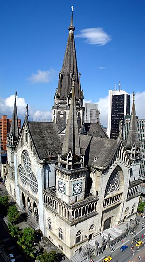 Archivo:2007-06-12 catedral de manizales-pablo andres toro arias