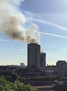 Archivo:20170614-grenfell-tower-inferno-smouldering-cropped