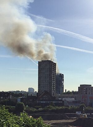 Archivo:20170614-grenfell-tower-inferno-smouldering-cropped