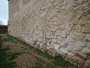Archivo:31 Monasterio de Palazuelos claustro muro norte arcosolios cegadosi ni