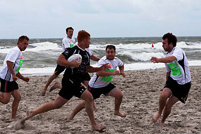 Archivo:A U.S. Marine for the Cherry Point rugby team digs in trying to outrun players from the all-Irish team during the 2nd annual Blackbeard 7s Beach U.S. Open Rugby Championship Tournament at Atlantic Beach 120811-M-XK427-002