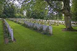 Agny military cimetery 03.jpg
