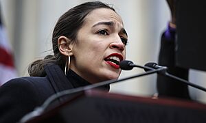 Archivo:Alexandria Ocasio-Cortez @ Women's March NYC (46115223655)