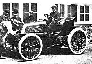 Archivo:Alfred Levegh vainqueur de Paris-Toulouse-Paris 1900 sur Mors à pneus Michelin