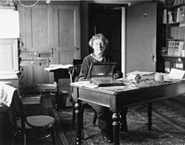 Archivo:Annie Jump Cannon sitting at desk