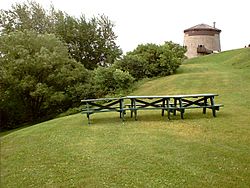 Archivo:Battlefields Park Tables and Martello Tower