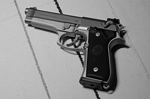 Archivo:Beretta 92FS left