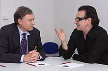 Archivo:Bono U2 with Horst Köhler at Prague 2000 IMF