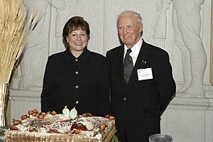 Archivo:Borlaug90-2004