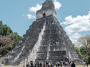 Archivo:Building in Tikal 2023-04-01 06