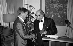 Archivo:Bundesarchiv B 145 Bild-F081234-0023, Auszeichnung "Mérite Européen" an Heinz Schwarz