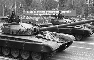 Archivo:Bundesarchiv Bild 183-1988-1007-008, Berlin, 39. Jahrestag DDR-Gründung, Parade