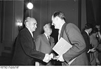 Archivo:Bundesarchiv Bild 183-58135-0003, Auszeichnung an Robert Havemann